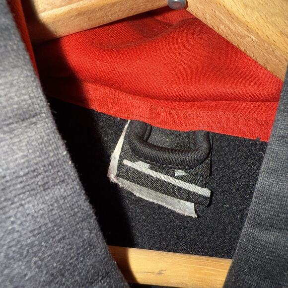 Size Small - Under Armour Hoodie Embroidered Black And Red - Picture 3 of 6